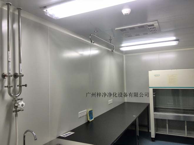 建造和使用潔凈室能有效減少室內誘入、產生及滯留粒子。 建造和使用潔凈室能有效減少室內誘入、產生及滯留粒子。